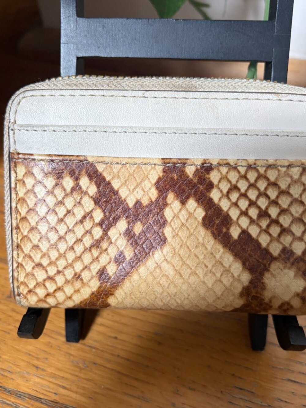Michael Kors Jet Set Travel Wallet Embossed Snakeskin pattern Zip - Picture 2 of 9